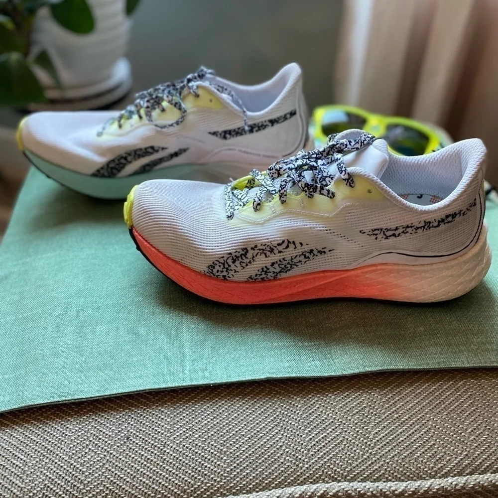 Reebok Goodr Floatride Energy3 Women’s running shoe w/bonus glasses SZ 9